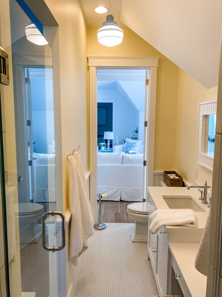 jack and jill guest bathroom