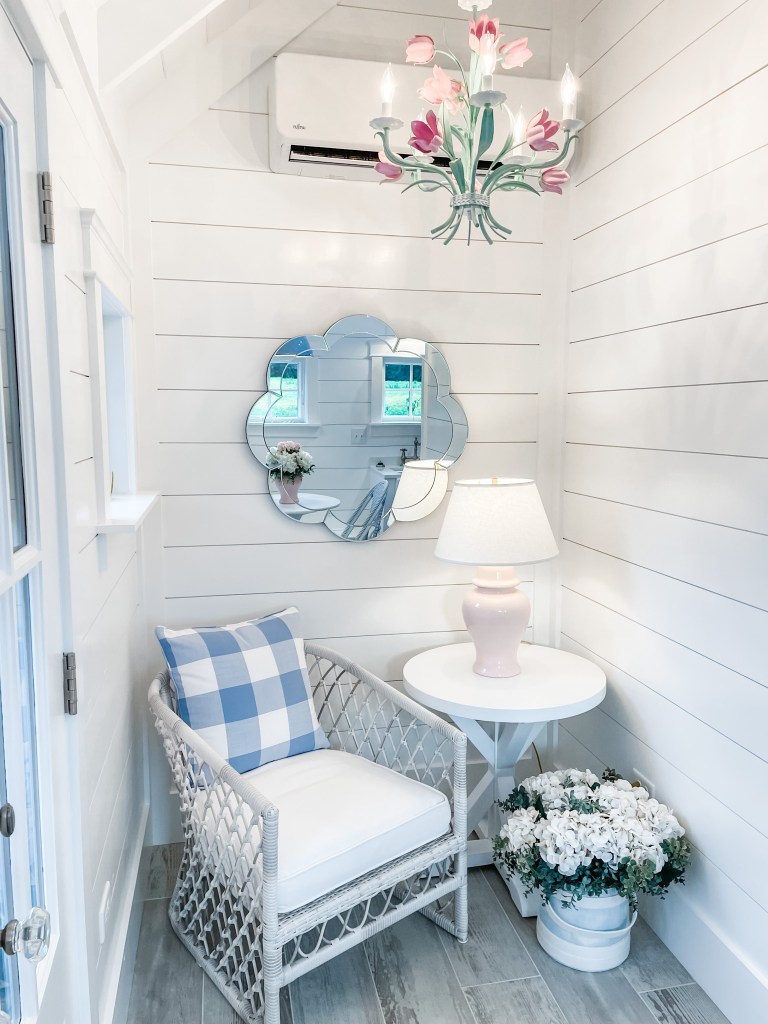 pool house sitting room